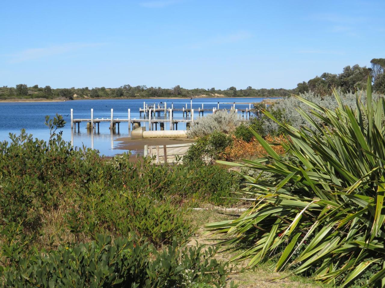 Lakes Entrance Waterfront Cottages With King Beds Extérieur photo